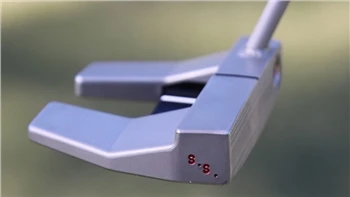 Scottie Scheffler passe au fer droit Scotty Cameron Mallet personnalisé